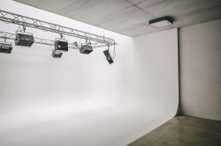 Studio Leipzig // Tageslichtstudio mit Hohlkehle 7m hoch. Traversensystem
weiße Hohlkehle 7m