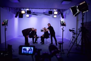 Besprechung Backstage bei Video für Firmenportrait im Studio Leipzig
